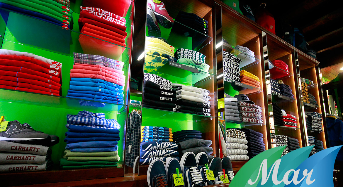 Estanterías de Mar Moda con marcas Carhartt y Vans
